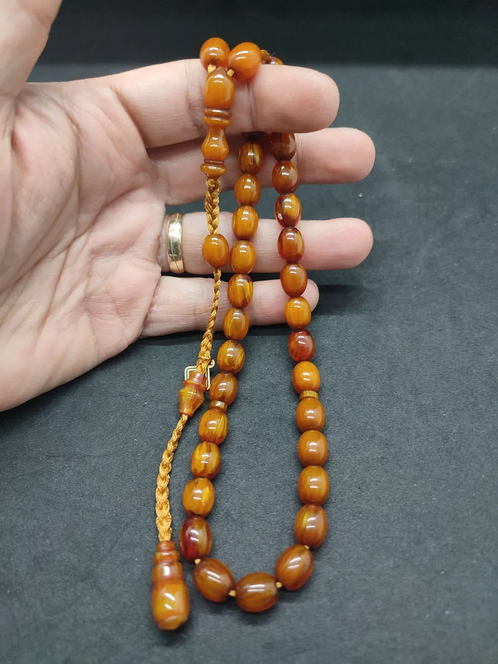 Junai̇d Hasan Usta Eseri̇ 12 Kat İpe Di̇zi̇lmi̇ş Anti̇k Model Eski̇ Sıkma Kehri̇bar küçük resim 5