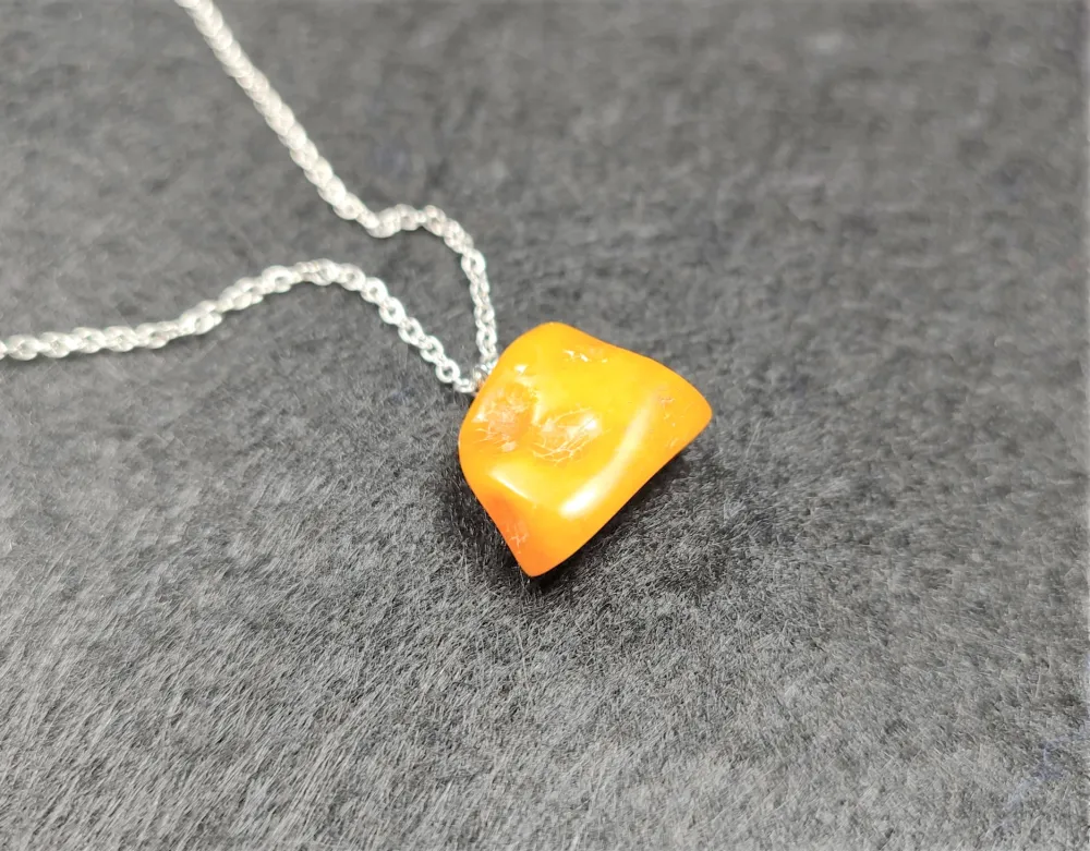 Doğal Ürün Sevenlere Gümüş Kaplama Püsküllü Damla Kaya Kehri̇bar Kolye