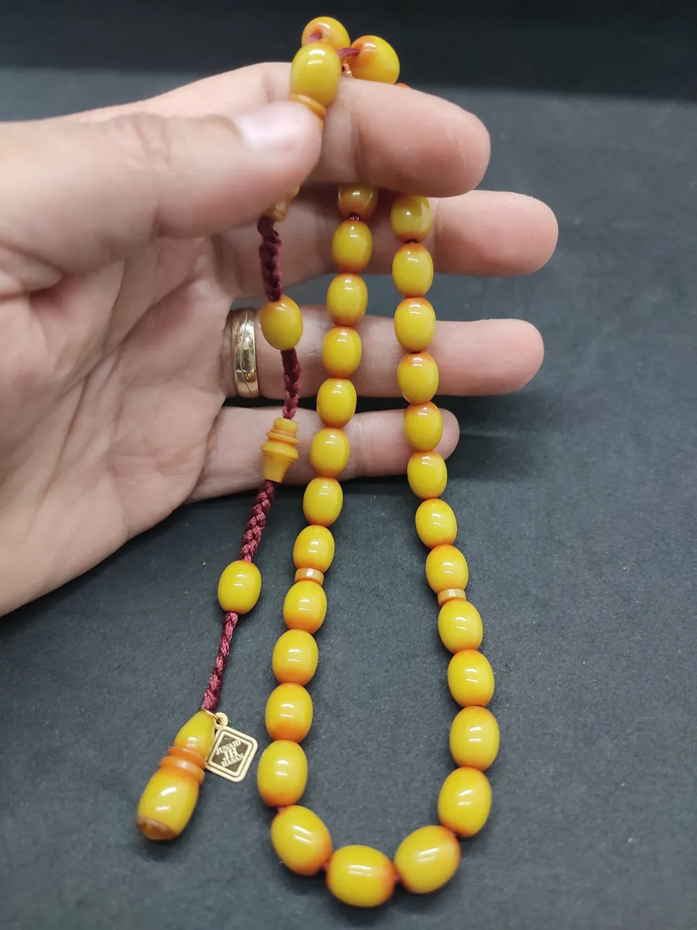 Junai̇d Hasan Usta Eseri̇ 12 Kat İpe Di̇zi̇lmi̇ş Anti̇k Model Eski̇ Sıkma Kehri̇bar küçük resim 5