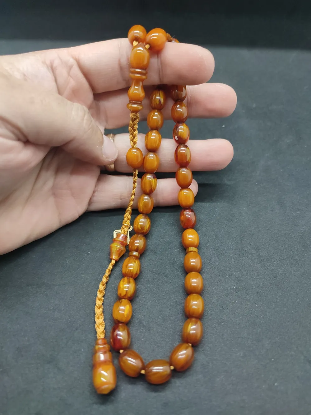 Junai̇d Hasan Usta Eseri̇ 12 Kat İpe Di̇zi̇lmi̇ş Anti̇k Model Eski̇ Sıkma Kehri̇bar küçük resim 4