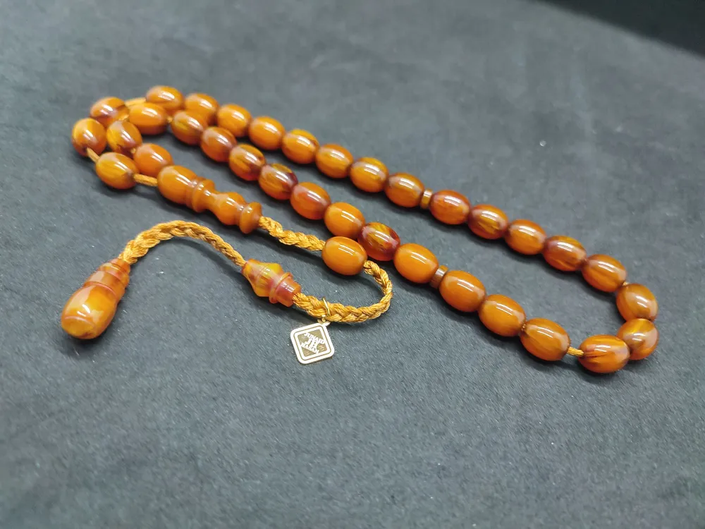 Junai̇d Hasan Usta Eseri̇ 12 Kat İpe Di̇zi̇lmi̇ş Anti̇k Model Eski̇ Sıkma Kehri̇bar