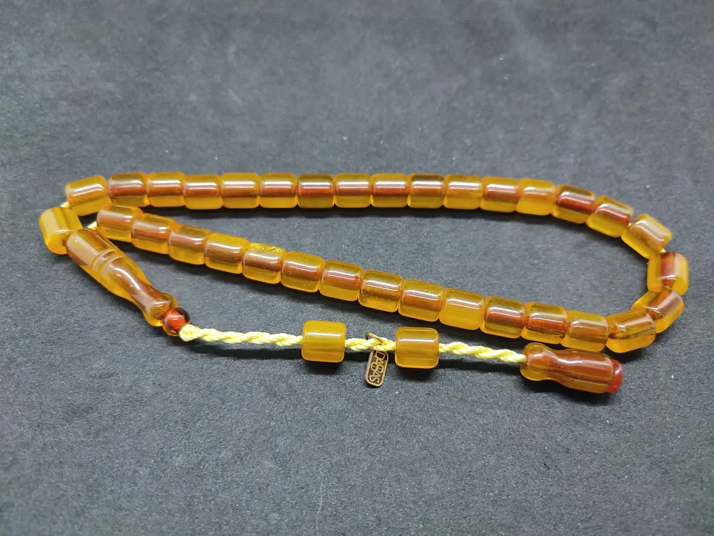 Dabbas Usta Eseri̇ Rengi̇n Zi̇rvesi̇ Bi̇r Sıkma Kehri̇bar