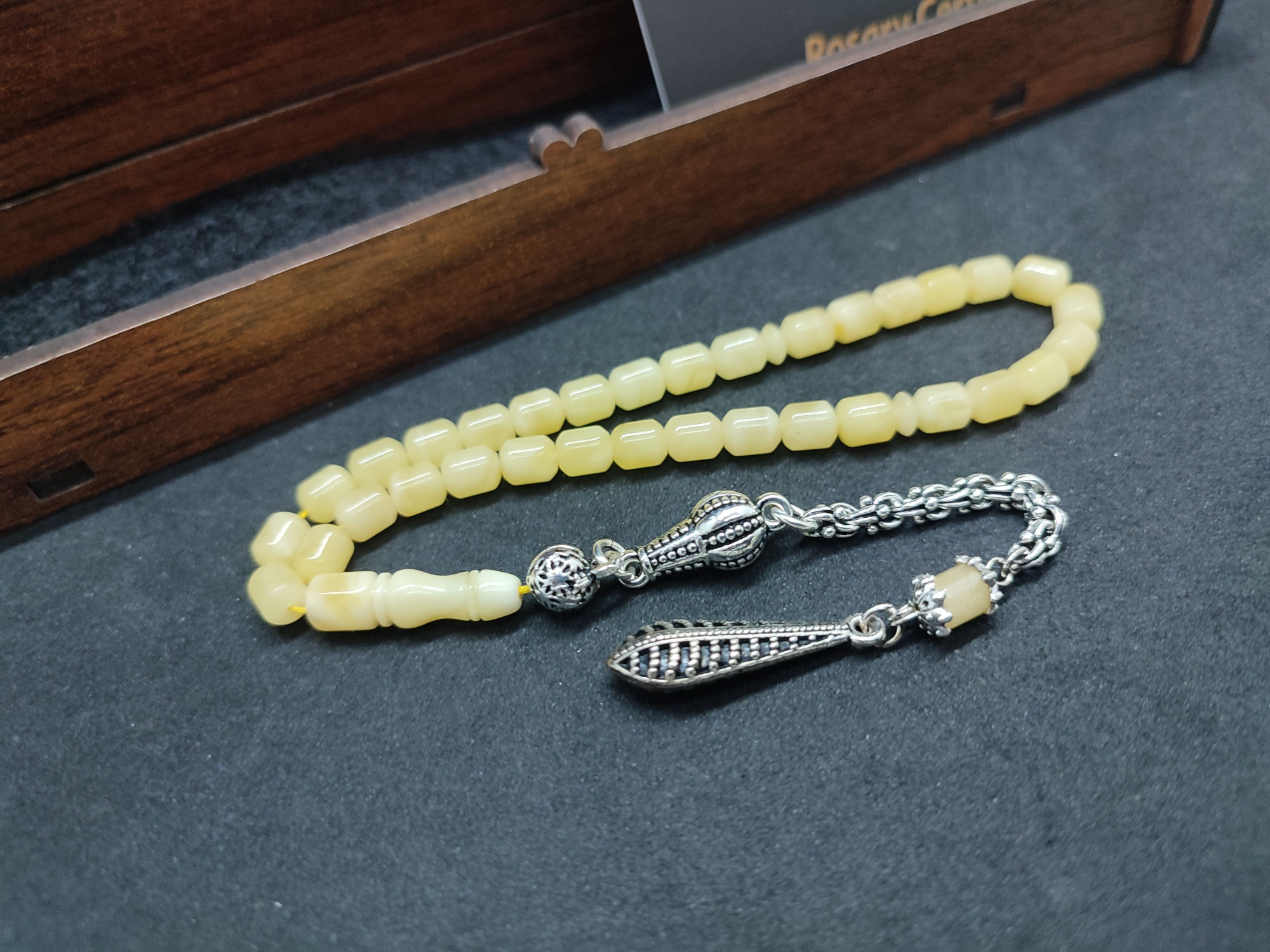 475 Ayar Gümüş Püsküllü 4 Parmak(Küçük Boy)Kalingrad White Amber 5.8 Gr.Sertifikalı 9620